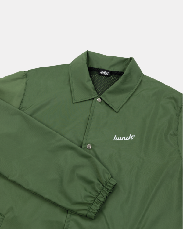 HUNCH®_Coach_Jacket_Script_Logo. DETALHE - VERDE.png Jaqueta Coach Script Logo Verde - HUNCH®